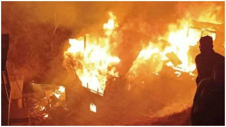 Fire | गुजरातमध्ये बहुमजली इमारतीला भीषण आग, एटीएमसह अनेक दुकानं जळून राख