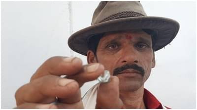 एका रात्रीत शेतकरी झाला मलामाल, शेतात काहीतरी चमकताना दिसलं आणि...!