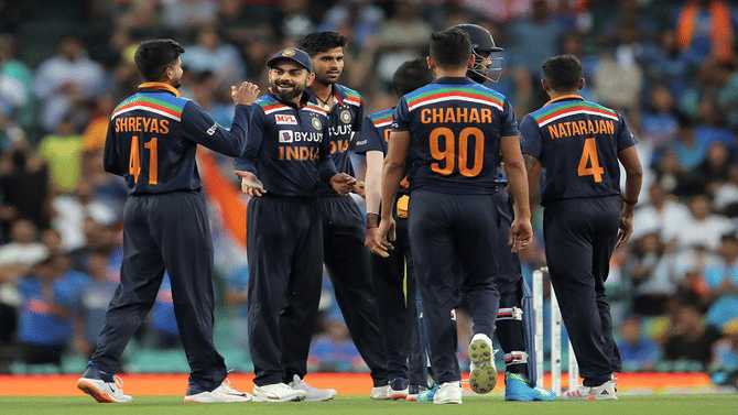 India vs Australia 2020 | भारत-ऑस्ट्रेलिया सामन्यातील प्रत्येक बाउंड्रीला एक चुंबन देईन, बॅनर घेऊन आलेल्या मुलीचा फोटो चर्चेत