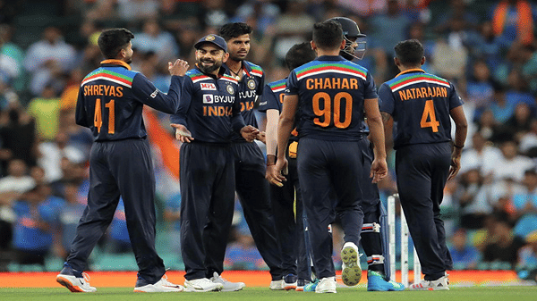 India vs Australia 2020 | भारत-ऑस्ट्रेलिया सामन्यातील प्रत्येक बाउंड्रीला एक चुंबन देईन, बॅनर घेऊन आलेल्या मुलीचा फोटो चर्चेत