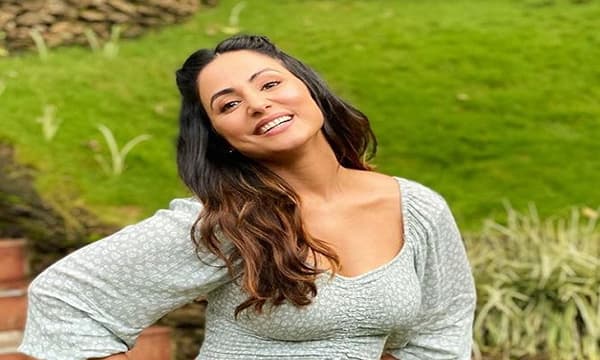 Hina Khan | हीना खानच्या गुलाबी गालांचं गुपित उलगडलं, जाणून घ्या...