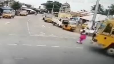 आजीबाईच्या अंगावरुन ट्रक गेला... पुढे काय झालं?, पाहा थक्क करणारा व्हिडीओ