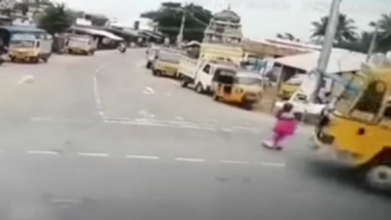 आजीबाईच्या अंगावरुन ट्रक गेला... पुढे काय झालं?, पाहा थक्क करणारा व्हिडीओ