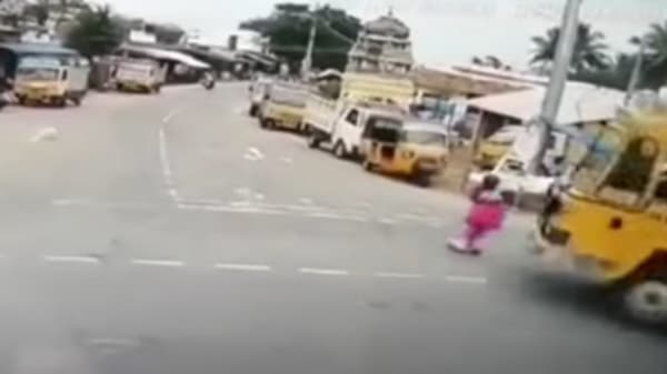 आजीबाईच्या अंगावरुन ट्रक गेला... पुढे काय झालं?, पाहा थक्क करणारा व्हिडीओ