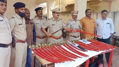 धुळ्यात कपड्याच्या दुकानात पोलिसांची छापेमारी, तस्करी होणाऱ्या 25 तलवारी जप्त