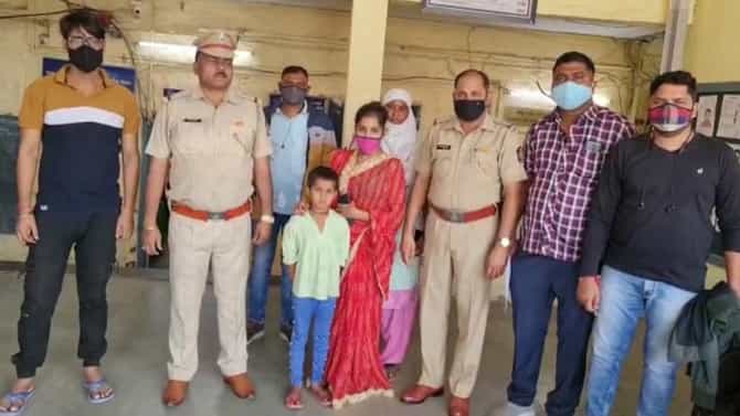 आजी-आजोबांची आठवण आली आणि ती लोकलमध्ये बसली, पोलिसांच्या सतर्कतेमुळे सात वर्षाच्या चिमुरडीचा शोध