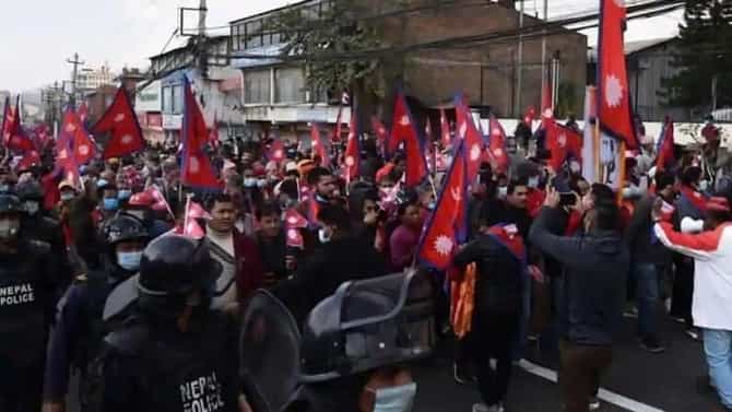 नेपाळला हिंदू राष्ट्र घोषित करण्यासाठी आंदोलक रस्त्यांवर, राजकीय पक्षांविरोधात संताप