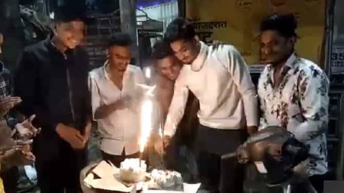 भर रस्त्यात लोखंडी कोयत्याने केक कापणं महागात, बर्थडे बॉयसह मित्रांवर गुन्हा