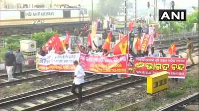 BHARAT BAND | शेतकऱ्यांच्या भारत बंदचा देशभरात परिणाम, कुठे परिक्षा रद्द, रेल्वे अडवल्या, तर कुठे नवदाम्पत्य फसलं!