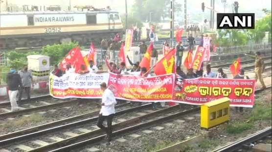 BHARAT BAND | शेतकऱ्यांच्या भारत बंदचा देशभरात परिणाम, कुठे परिक्षा रद्द, रेल्वे अडवल्या, तर कुठे नवदाम्पत्य फसलं!