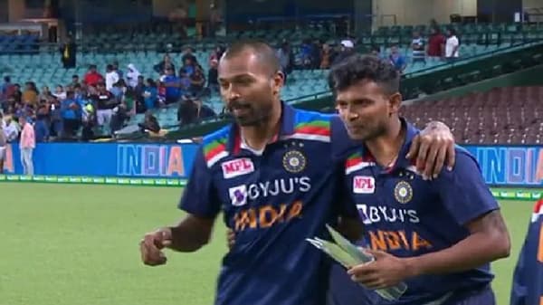 India vs Australia 2020 3rd T20 : हार्दिक पांड्याचा मोठेपणा, मॅन ऑफ द सिरीजची ट्रॉफी नटराजनला दिली !