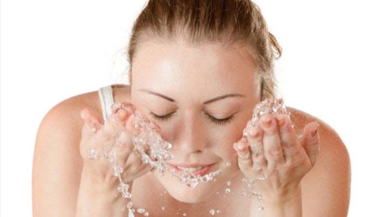Skin Care | सकाळी उठताच थंड पाण्याने धुवा चेहरा, चिरकाळ टिकून राहील त्वचेचे तारुण्य!