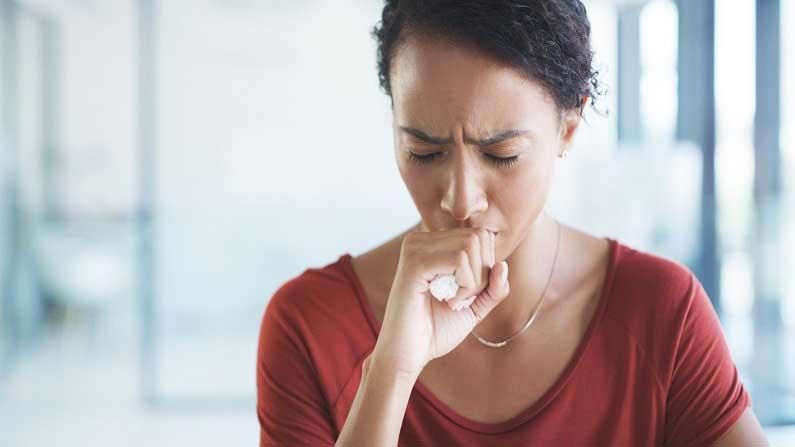 Dry Cough | हिवाळ्याच्या मोसमात कोरड्या खोकल्याने हैराण? ‘या’ घरगुती उपायांनी मिळेल आराम...