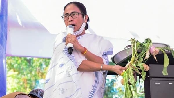 ...तर मी मुख्यमंत्रिपदाचा राजीनामा देईन, भर सभेत प्ले कार्ड्स दाखवल्यामुळे ममता बॅनर्जी भावूक