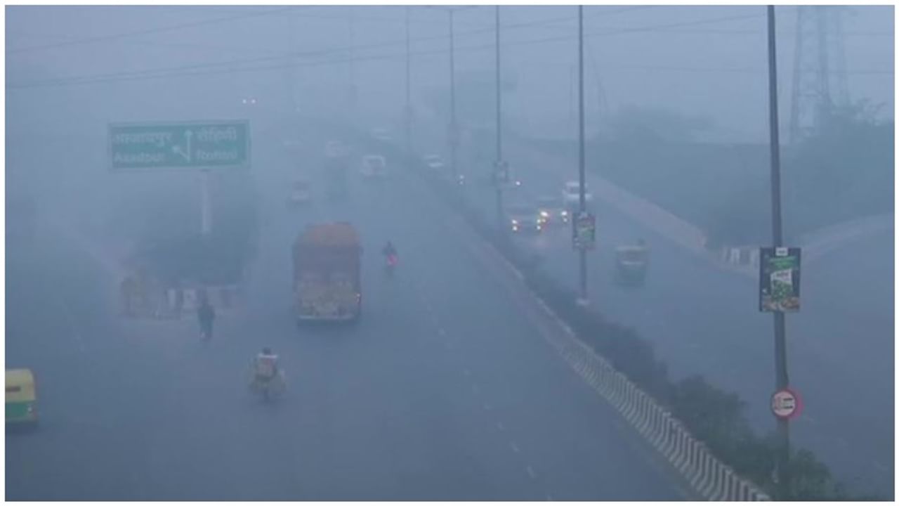दिल्लीत आज सकाळी दाट धुरके पसरले होते. हे दृश्य दिल्लीतल्या जीटी करनाल रोडचे आहे. हवामान खात्याने (आयएमडी) राजधानी दिल्लीत आज दिवसभर 'मध्यम धुरकं' असेल, अशी शक्यता वर्तवली आहे.