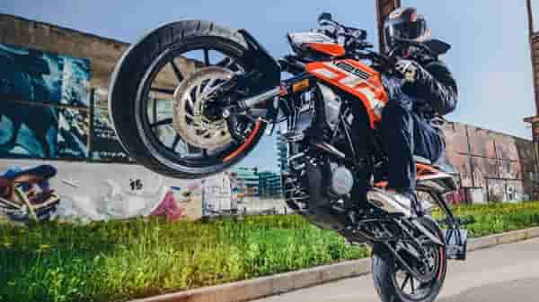 भारतीयांच्या पसंतीस उतरलेल्या KTM च्या या बाईकचं पुढील व्हर्जन लाँच होणार, जाणून घ्या किंमत आणि फिचर्स