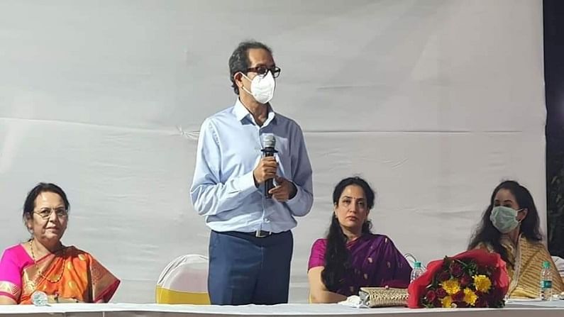 दरम्यान, आज उर्मिला मातोंडकर यांच्या शिवसेनेतील प्रवेशानिमित्त वर्षा बंगल्यावर स्वागत समारंभाचे आयोजन करण्यात आले होते. यावेळी मुख्यमंत्री उद्धव ठाकरे, 'सामना'च्या संपादिका रश्मी ठाकरे, पर्यावरण मंत्री आदित्य ठाकरे उपस्थित होते.