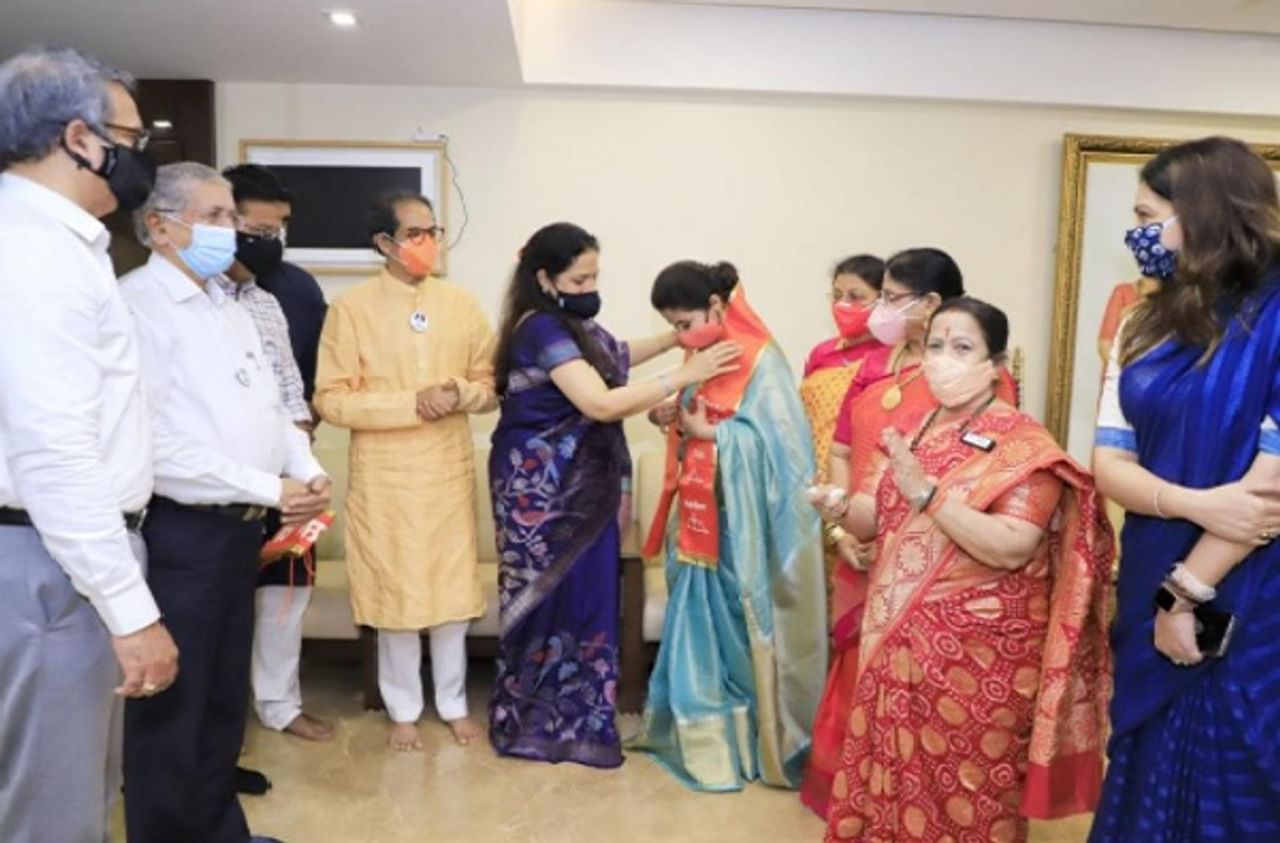 प्रख्यात अभिनेत्री उर्मिला मातोंडकर (Urmila Matondkar) यांनी 1 डिसेंबर रोजी ‘मातोश्री’वर शिवसेना पक्षप्रमुख आणि मुख्यमंत्री उद्धव ठाकरे (Uddhav Thackeray), पर्यावरण मंत्री आदित्य ठाकरे (Aditya Thackeray), मिसेस मुख्यमंत्री रश्मी ठाकरे (Rashmi Thackeray) यांच्या उपस्थितीत शिवसेनेत अधिकृत पक्षप्रवेश केला. उर्मिला मातोंडकर या राज्यपालनियुक्त आमदारकीच्या कोट्यातून विधान परिषदेवरील शिवसेनेच्या उमेदवार आहेत. 