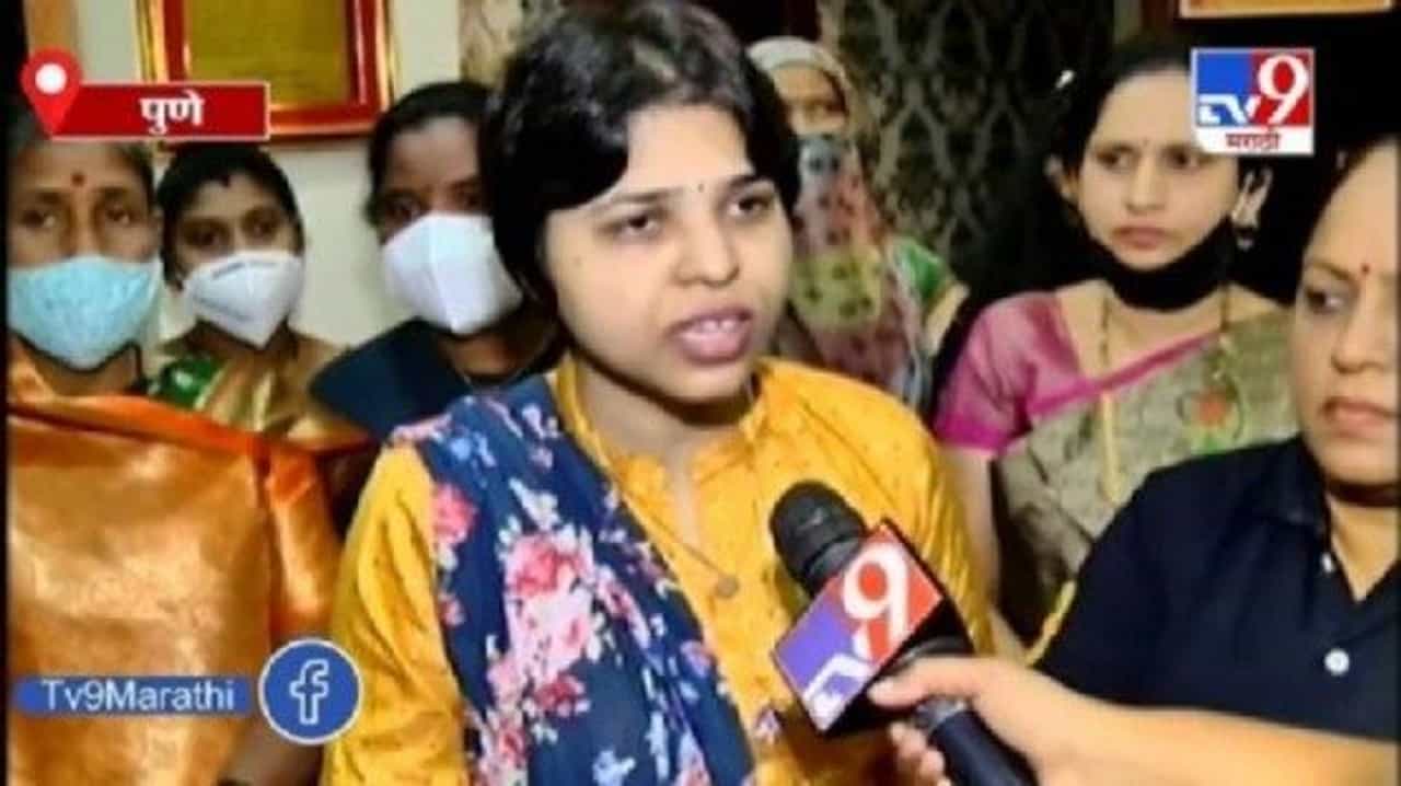 Trupti Desai | साई मंदिराबाहेरील ड्रेसकोड सक्तीचा बोर्ड काढणारच : तृप्ती देसाई