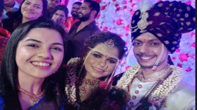 ‘सारेगमप लिटिल चॅम्प’चे विजेतेपद पटकावणारी गायिका कार्तिकी गायकवाड लग्नबंधनात अडकली आहे.