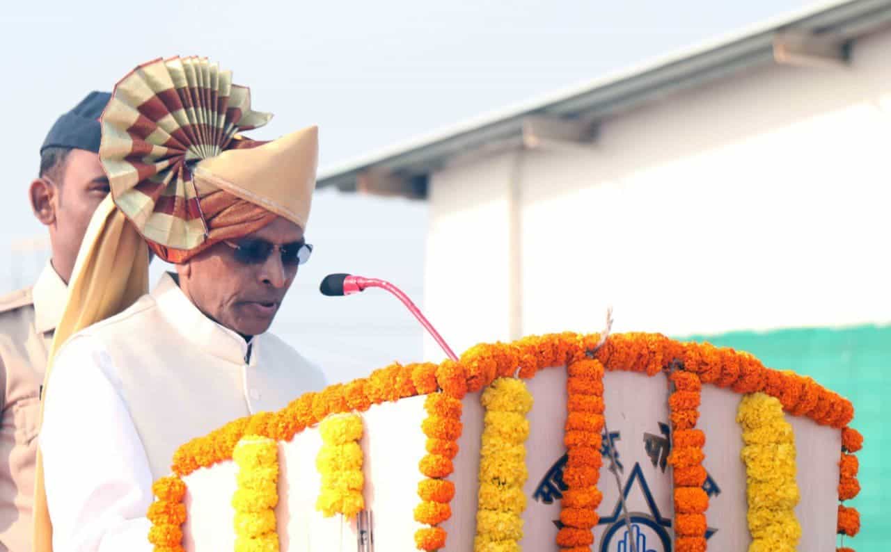 माजी आदिवासी विकास मंत्री, भाजपचे नेते विष्णू सवरा यांचे बुधवार दिनांक 9 डिसेंबर रोजी वयाच्या 70व्या वर्षी निधन झालं. हॉलीबॉल खेळाडू, बँक अधिकारी ते यशस्वी राजकारणी असा त्यांच्या राजकीय आणि सामाजिक कार्याचा आलेख राहिला आहे. मितभाषी पण सर्वांशी मिळून वागणारा नेता, दांडगी स्मरशक्ती असलेला नेता आणि गोरगरिबांच्या, आदिवासींच्या उत्थानासाठी अहोरात्र झटणारा नेता म्हणूनही ते सर्वपरिचित होते.