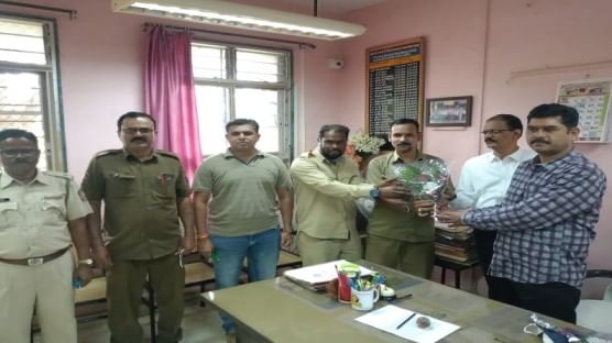 एसटी चालक-वाहकचा प्रामाणिकपणा, 60 हजार रुपयांनी भरलेली पर्स प्रवाशाला परत एसटी चालक-वाहकचा प्रामाणिकपणा, 60 हजार रुपयांनी भरलेली पर्स प्रवाशाला परत