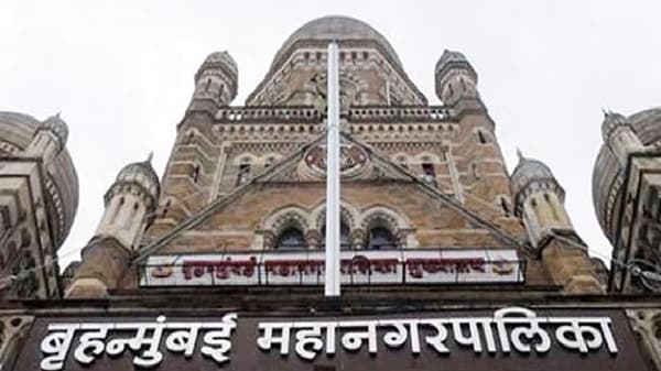 मुंबईत कोरोना प्रतिबंधात्मक नियम धाब्यावर, मनपा आयुक्तांची नाईट कर्फ्यू लागू करण्याची मागणी