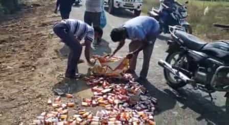 चंद्रपूर येथील गोंडपिंपरी तालुक्यातील हिवरा-धाबा मार्गावरुन दुचाकीवरुन जाणाऱ्या एका दारुतस्कराचा तोल जाऊन तो खाली पडला. त्यावेळी त्याच्याजवळ असलेल्या दारुच्या बाटल्या रस्त्यावर विखुरल्या होत्या.