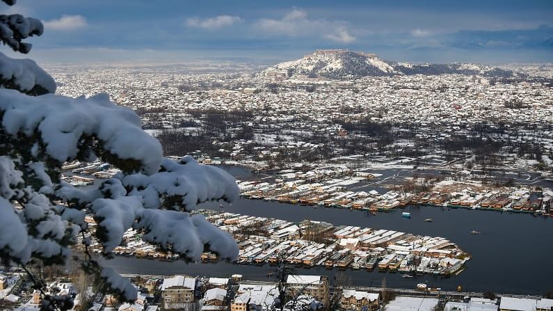 जम्मू काश्मीरमधील श्रीनगर शहराचे हवाई चित्र, शहरात बर्फवृष्टी झाली असून तापमानातही घट झालेली पाहायला मिळाली. 