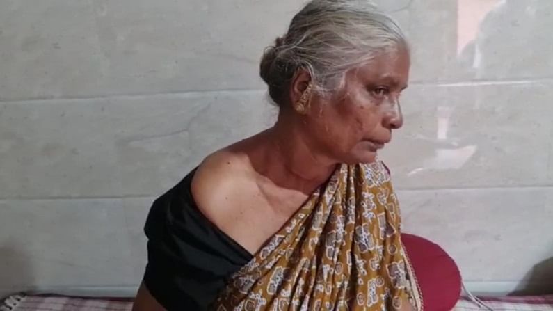 आजीबाई कचरा टाकण्यासाठी घराबाहेर पडली, रस्त्यात चोरट्यांनी गळ्यातील चैन खेचली, थरार सीसीटीव्हीत कैद