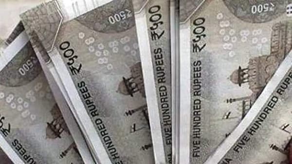 7th Pay Commission : देशातील तब्बल 50 लाख केंद्रीय कर्मचारी आणि 61 लाख निवृत्तीवेतनधारक हे जुलै ते डिसेंबर 2020 मधील महागाई भत्ता आणि त्यातील 4 टक्के वाढीची पुन्हा अंमलबजावणी करण्याच्या प्रतीक्षेत आहेत. अशात माध्यमांमधून हाती आलेल्या माहितीनुसार, जानेवारी-जून 2021 मध्ये 4 टक्के DA भाडं होळीआधी देण्याच्या तयारीत सरकार असल्याचं सांगण्यात येत आहे. (good news 7th Pay Commission DA may increase before Holi travel allowance likely to increase by 8 percent)
