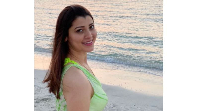 या फोटोमध्ये तेजस्विनीचं सौंदर्य अधिकच फुलून आलेलं दिसत आहे. मल्टिकलर ड्रेसमध्ये ती कमालीची सुंदर दिसत आहे. 