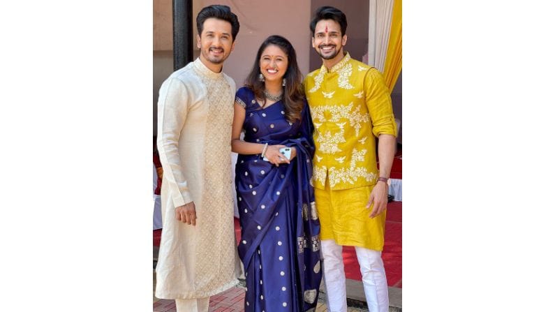 निळ्या रंगाच्या या साडीत ती कमालीची सुंदर दिसत आहे. गौतमीनं तिच्या खास दादा लोकांसोबतही फोटोशूट केलं. अभिनेता अभिजीत खांडकेकर आणि भूषण प्रधानसुध्दा या लग्नाला उपस्थित होते.