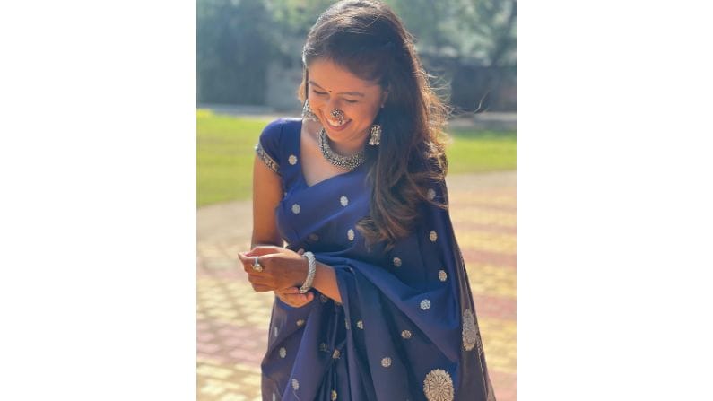 एका लग्नाचं निमित्त पुढे करत गौतमीनं ही सुंदर साडी परिधान केली आहे. तिनं हे मनमोहक फोटो सोशल मीडियावर शेअर केले आहेत. 