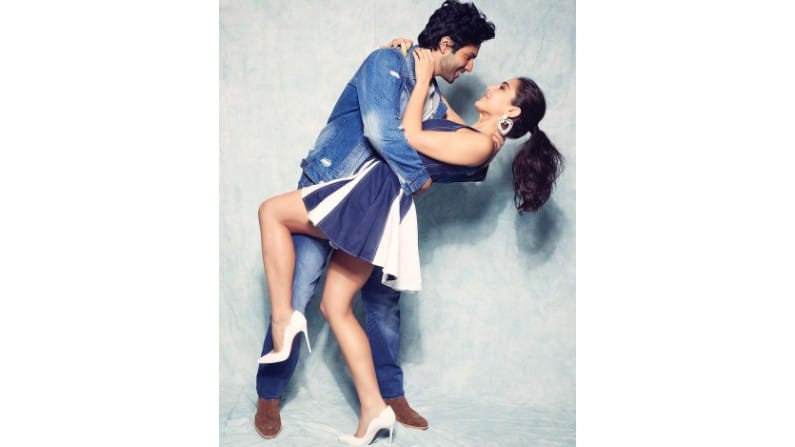 सारा आणि वरुण दोघंही त्यांच्या आगामी चित्रपटाचं जोरदार प्रमोशन करताना दिसत आहेत.