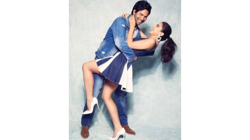 वरुणनं डेनिम जॅकेट आणि पॅन्ट तर सारानं डेनिम ड्रेस परिधान केला आहे. वरुण आणि साराची ही डान्सिंग पोज चाहत्यांना चांगलीच पसंतीस आली आहे.