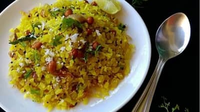 तुम्हीसुद्धा सकाळी नाश्त्यामध्ये पोहे खाता का? मग जाणून घ्या आरोग्यावर काय होतो परिणाम!