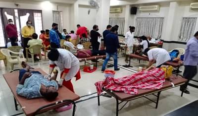 रक्तदान करा, एक किलो चिकन, पापलेट किंवा पनीर मोफत घेऊन जा; रक्तदान वाढवण्यासाठी शिवसेनेचा फंडा!