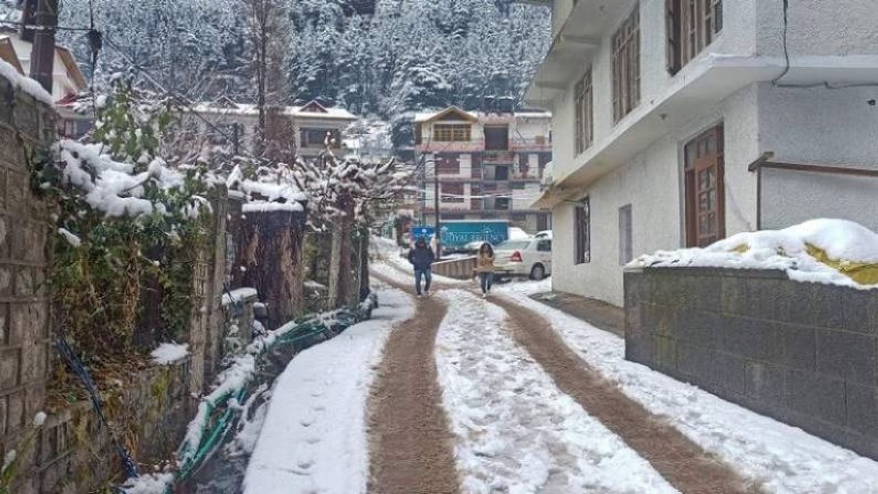 हिमाचल प्रदेशातील मनालीमध्ये सध्या जोरदार बर्फवृष्टी सुरु आहे. त्यामुळे रस्त्यांवर, घरांवर सर्वत्र बर्फाची चादर पसरली आहे. त्यामुळे सध्या मनालीतील तापमानाचा पारा शून्य अंशांखाली घसरला आहे. 