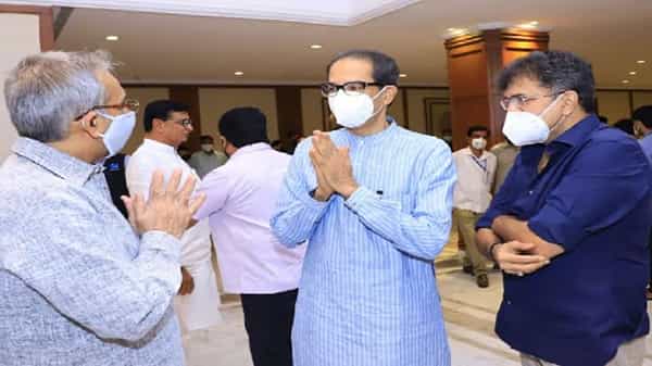 राज्यात सोमवारपासून (14 डिसेंबर) हिवाळी अधिवेशन सुरु होणार आहे. कोरोना महामारीच्या पार्श्वभूमीवर अधिवेशनाचा कालावधी फक्त दोन दिवसांचा ठेवण्यात आला आहे. मिळालेल्या माहितीनुसार या अधिवेशनात सरकारतर्फे 6 अध्यादेश, 10 विधेयके चर्चेसाठी मांडली जाणार आहेत.