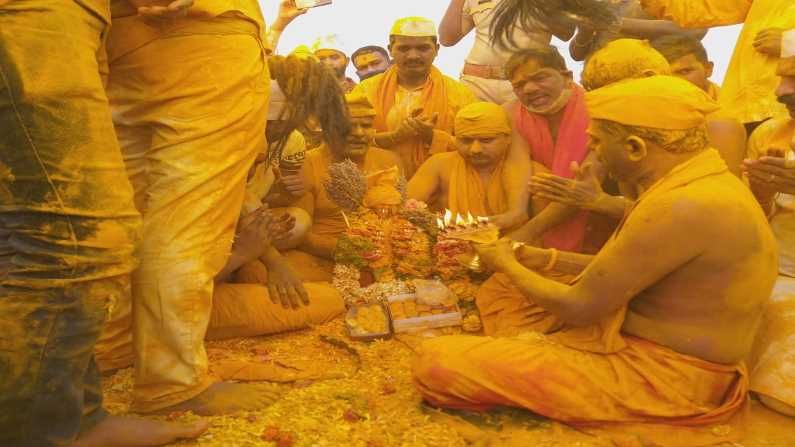 कोरोनाच्या प्रादुर्भावामुळे या यात्रेसाठी कोणत्याही भाविकांनी जेजुरीत येऊ नये, असे आवाहन पोलिसांनी केले होते.