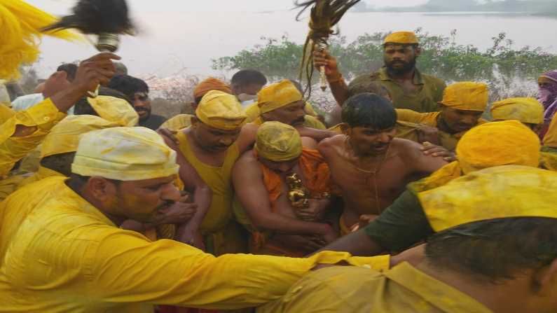 सोमवतीला दरवेळी पालखी वाजत गाजत कऱ्हा नदीवर स्नानासाठी नेली जाते परंतु यावेळी कोरोनाच्या सावटामुळे सजवलेल्या गाडीतून उत्सवमूर्तीना कऱ्हेकाठावर नेण्यात आले. 