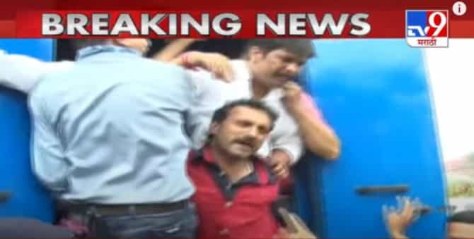 Breaking | मराठा आंदोलकांना पोलिसांनी ताब्यात घेतलं, आझाद मैदानातून थेट LIVE