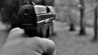 बहीणीने नकार देताच भावानं गोळ्या घालून केलं ठार, हत्येचं कारण वाचाल तर पायाखालची जमीन सरकेल