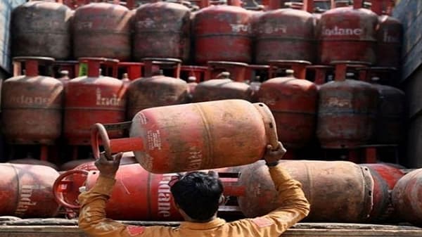 गृहिणींचं बजेट कोलमडणार, गॅस महागला!