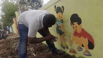जेव्हा नगरसेवकच चित्रकार होतो... नगरपालिकेच्या माझी वसुंधरा अभियानाअंतर्गत नगरसेवकाने रेखाटले भिंतीवर चित्र