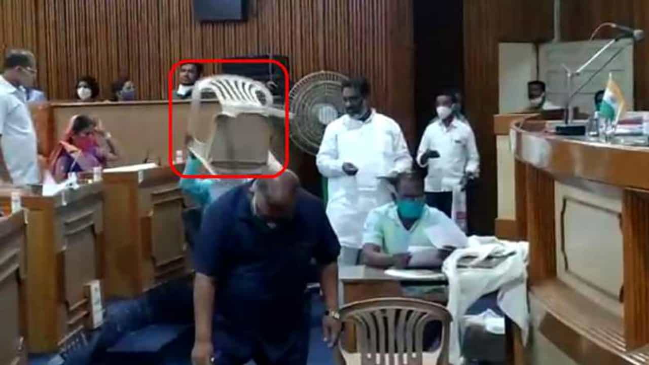 सोलापूर महापालिका सभेत गोंधळ, सत्ताधारी नगरसेवकानं खुर्ची भिरकावली