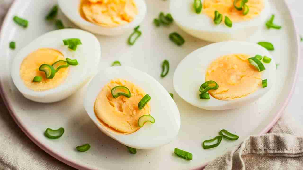 Egg Test | बाजारातून आणलेली अंडी ताजी की शिळी? ‘या’ पद्धतीने तपासा...