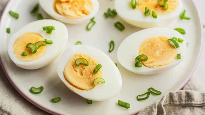 Egg Test | बाजारातून आणलेली अंडी ताजी की शिळी? ‘या’ पद्धतीने तपासा...