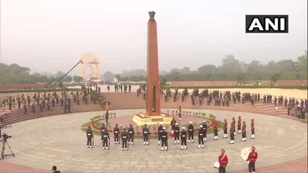 1971 मध्ये झालेल्या भारत-पाकिस्तान युद्धाला आज 50 वर्ष पूर्ण झाले आहेत. या निमित्त आज पंतप्रधान नरेंद्र मोदी यांनी दिल्लीतील 'नॅशनल वॉर मेमोरिअल' येथे युद्धातील वीरांना श्रद्धांजली वाहिली. (फोटो - ANI)